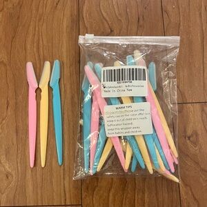 31 Pieces Colorful Disposable Razors Dermaplaning Facial Eyebrow